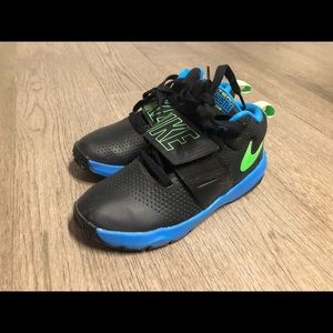 Lightly Used Nike Running Shoes / Sneaker for Boys